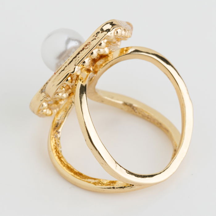 Brosa inel pentru esarfa cu forma geometrica aurie cu pietricele albe si perla [2]