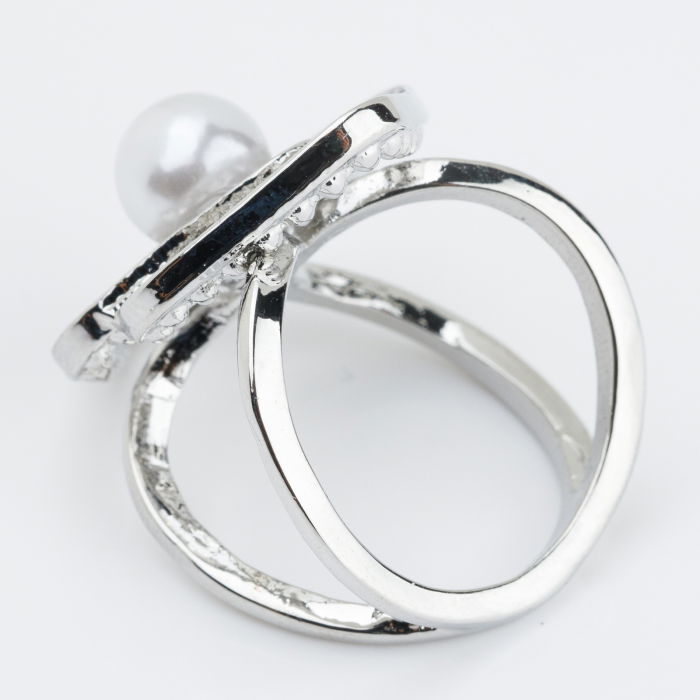 Brosa inel pentru esarfa cu forma geometrica argintie cu pietricele albe si perla [2]