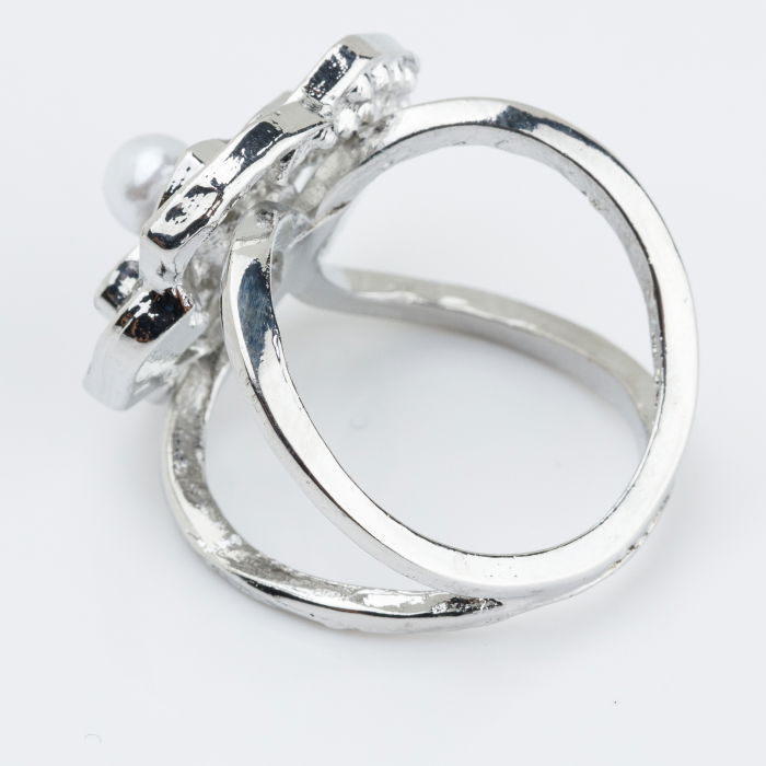 Brosa inel pentru esarfa, floare argintie cu pietricele albe si perla [2]