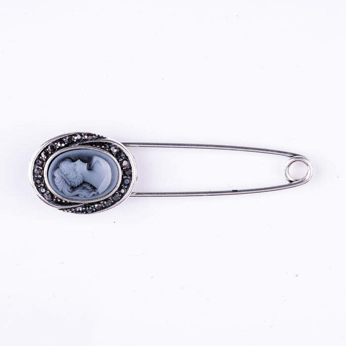 Brosa metalica argintie cu camee si pietricele alb-argintii, tip ac, cu aspect retro