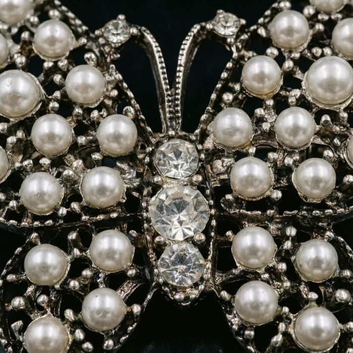 Brosa eleganta fluture din metal cu perlute artificiale si strasuri [2]