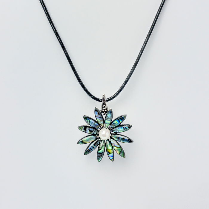 Brosa pandant metalica argintie, floare cu petale din paua shell si perla sintetica alba [2]