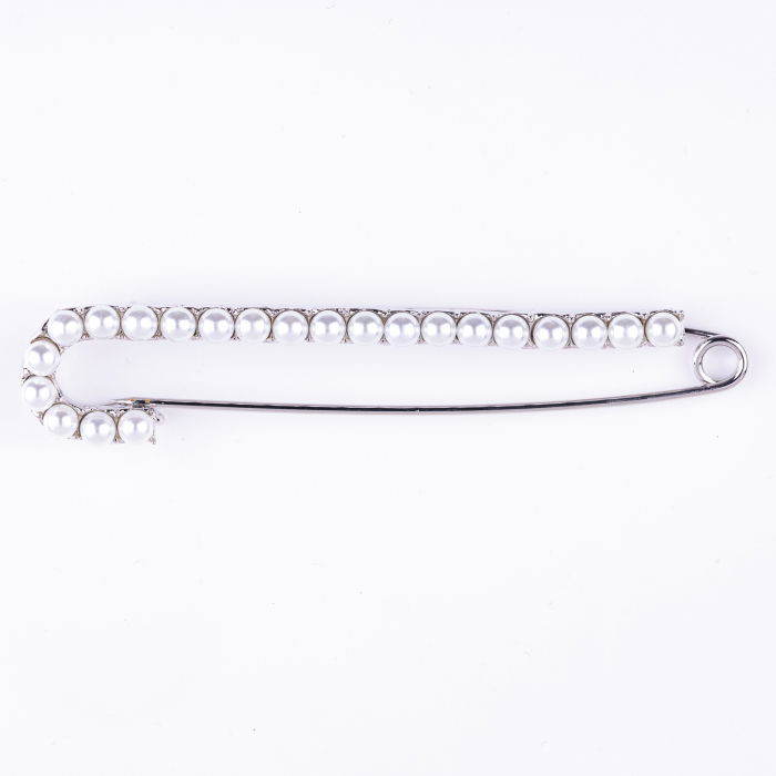 Brosa metalica argintie tip ac cu perle sintetice albe