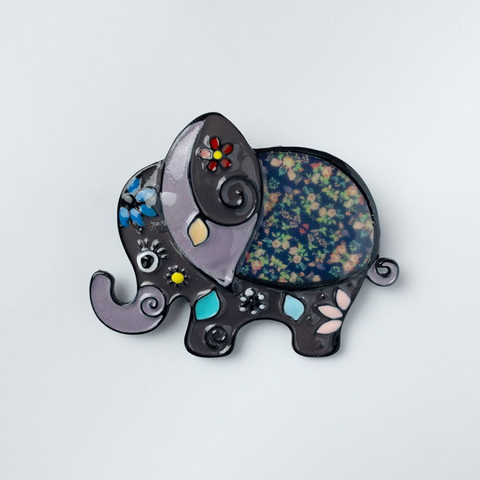 Brosa metalica, elefant cu trompa in sus in nuante de albastru si gri