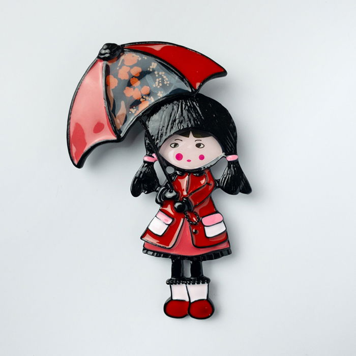 Brosa metalica, fetita cu umbrela in nuante de gri, galben si roz [3]