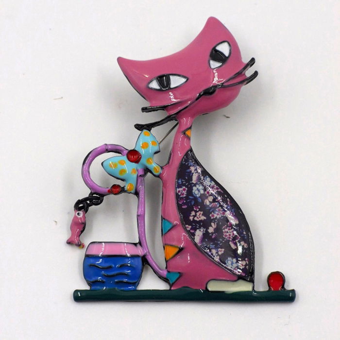 Brosa metalica neagra, pisica roz cu pestisor agatat de coada