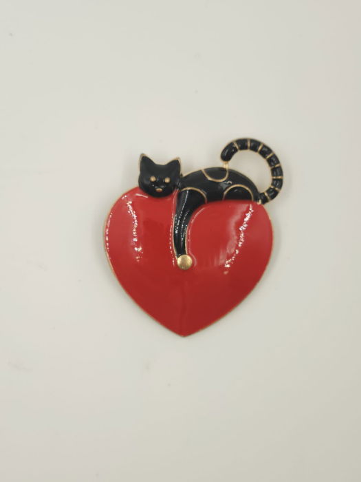 Brosa metalica aurie pisicuta neagra pe inima rosie [1]