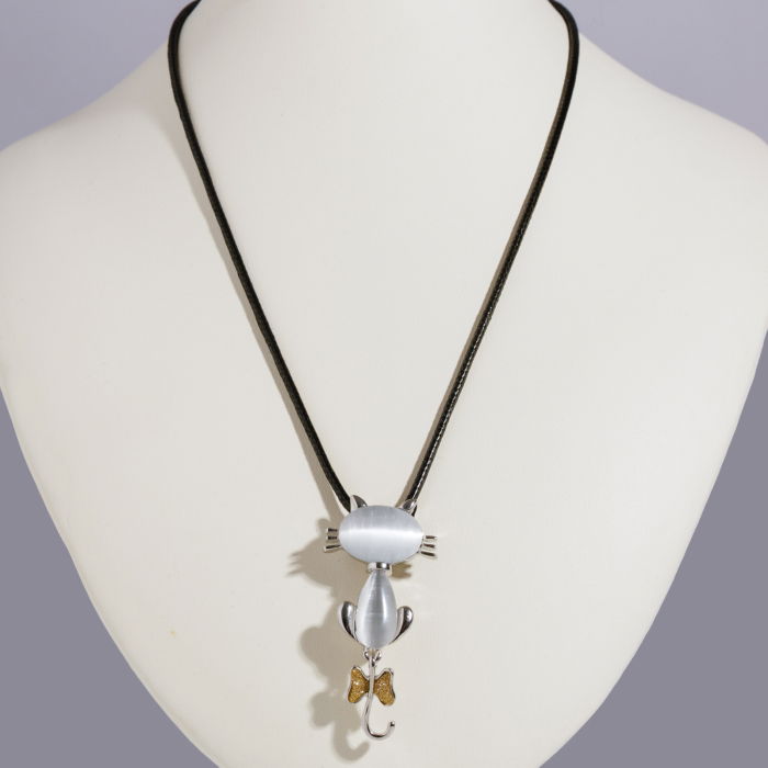 Brosa pandant metalica argintie cu sidef, pisica cu fundita la coada mobila [2]