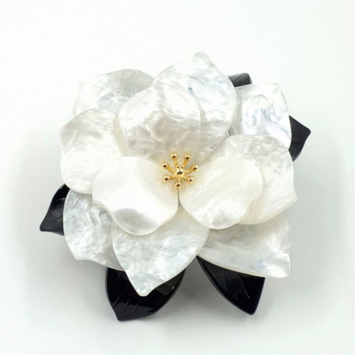 Brosa statement in forma de floare, din rasina, cu efect de sidef, alb-negru [2]