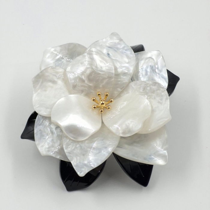 Brosa statement in forma de floare, din rasina, cu efect de sidef, alb-negru [3]