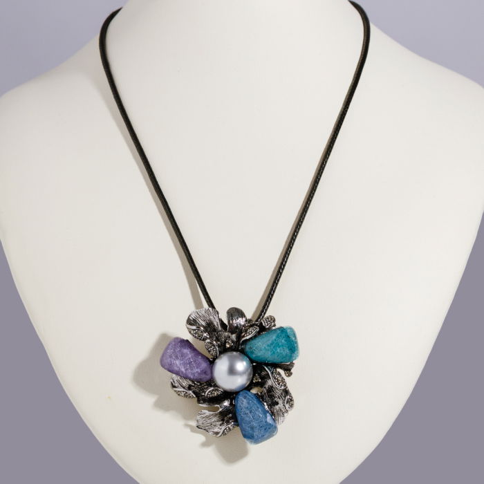 Brosa pandant metalica argintie, floare cu petale fatetate si perla [2]