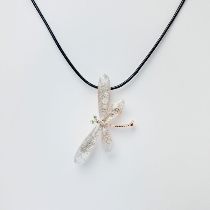 Brosa pandant metalica aurie, libelula fina cu aripi  fatetate si translucide [2]