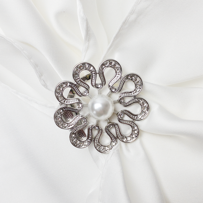 Brosa clips pentru esarfa, floare argintie cu pietricele albe si perla sintetica [2]