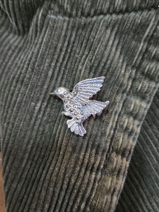 Brosa pasare colibri din argint 925 cu pietre foarte fine de marcasite, simbol al purităţii şi al iubirii [5]