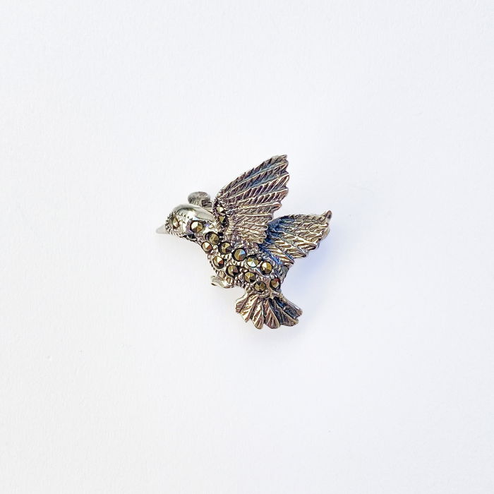 Brosa pasare colibri din argint 925 cu pietre foarte fine de marcasite, simbol al purităţii şi al iubirii [7]