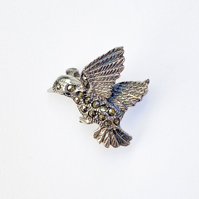 Brosa pasare colibri din argint 925 cu pietre foarte fine de marcasite, simbol al purităţii şi al iubirii [2]