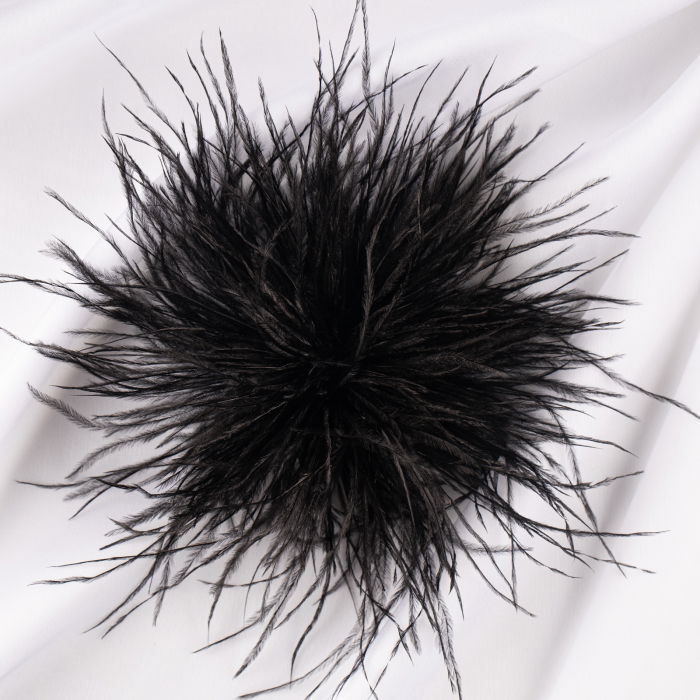 Brosa puf pene fine negre cu diametru de 15 cm, cu clips pentru par
