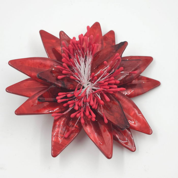 Brosa statement florala din rasina rosie si stamine rosii [6]