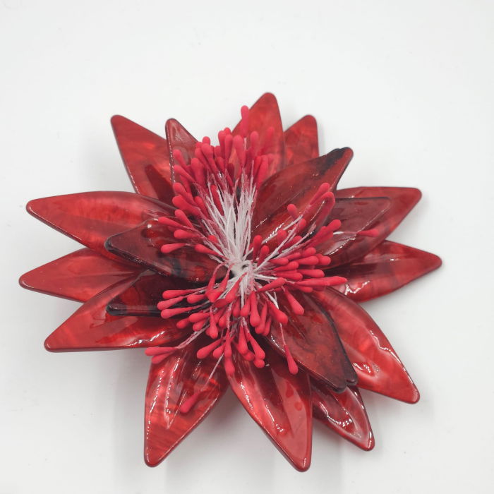 Brosa statement florala din rasina rosie si stamine rosii [5]