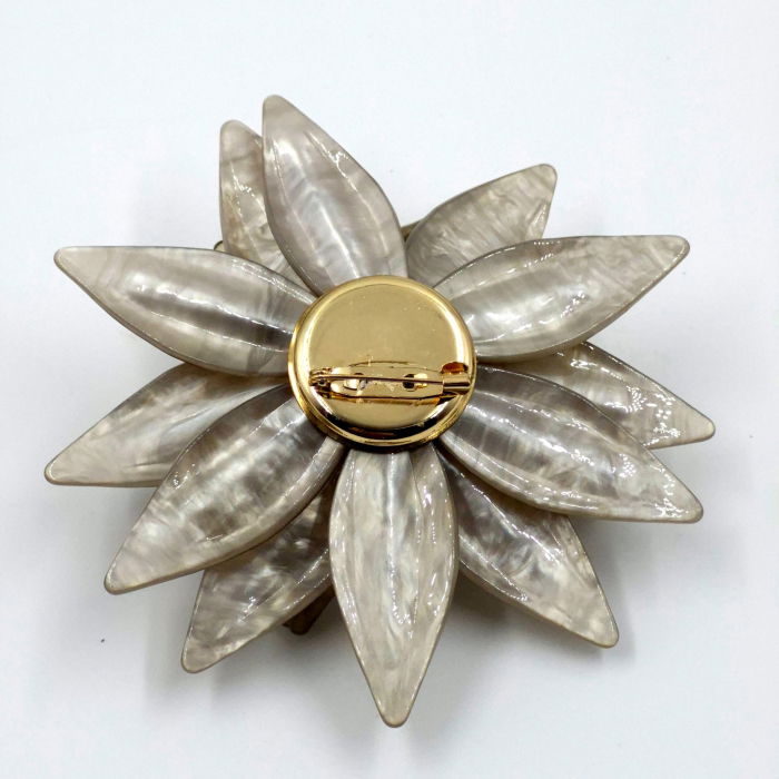 Brosa statement florala din rasina grej si stamine negre [2]