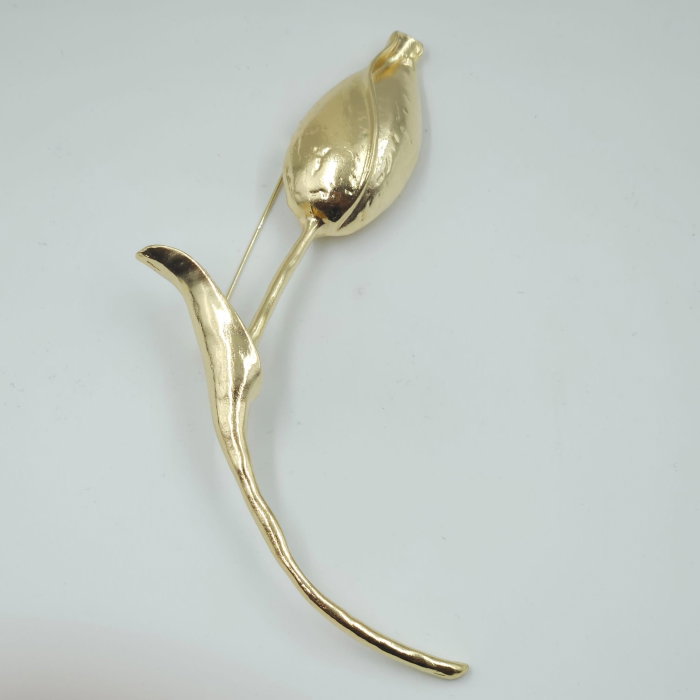 Brosa statement lalea imbobocita, forma stilizata din metal auriu [4]