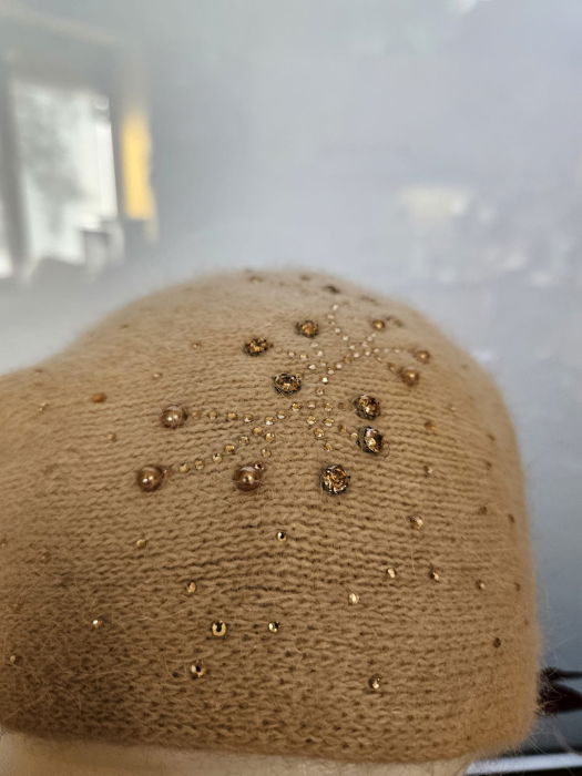 Caciula bej model tricotat cu perle si strasuri fine aplicate, dublata in interior [5]