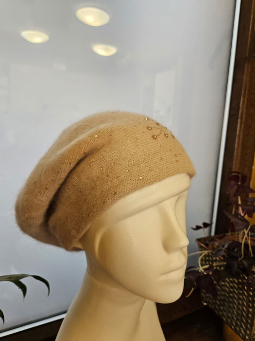 Caciula bej model tricotat cu perle si strasuri fine aplicate, dublata in interior [4]