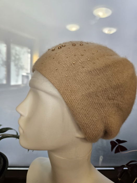 Caciula bej model tricotat cu perle si strasuri fine aplicate, dublata in interior [6]