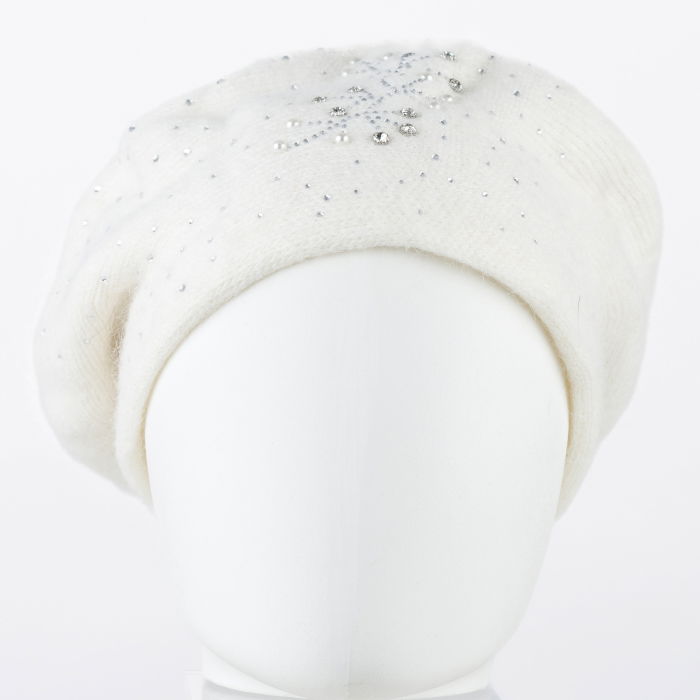 Caciula alba model tricotat cu perle si strasuri fine aplicate, dublata in interior [2]