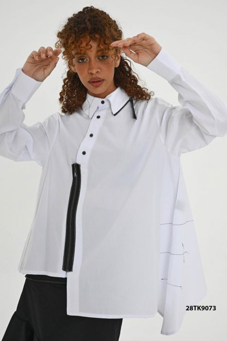 Camasa alba evazata cu colt lateral si fermoare negre, cu cusaturi negre [1]