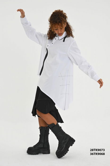 Camasa alba evazata cu colt lateral si fermoare negre, cu cusaturi negre [2]