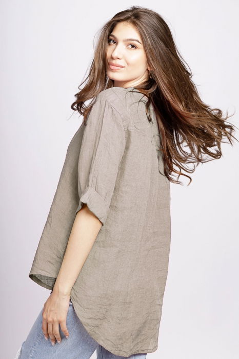 Camasa bej inchis din in cu nasture metalic decorativ [3]