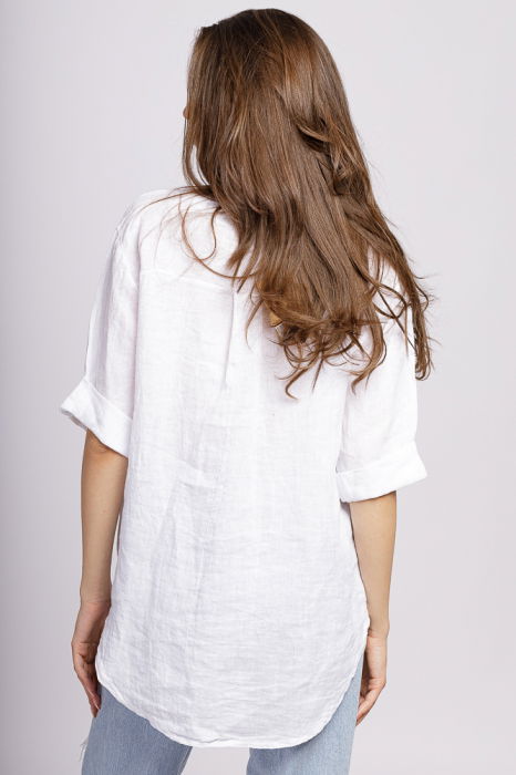 Camasa alba din in cu nasture metalic decorativ [4]