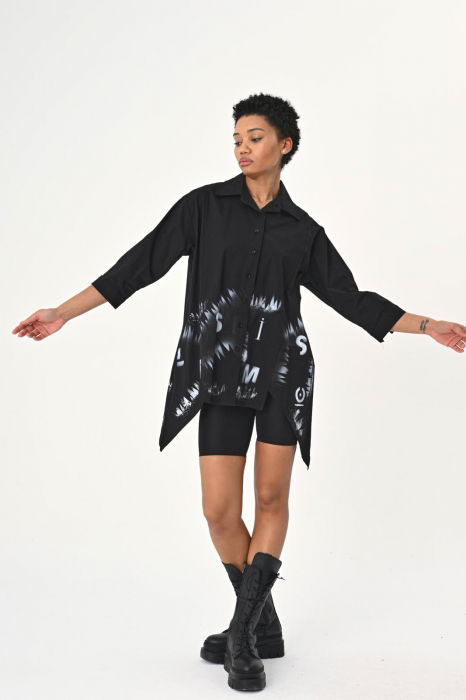 Camasa neagra cu colturi laterale, cu imprimeu litere albe [1]