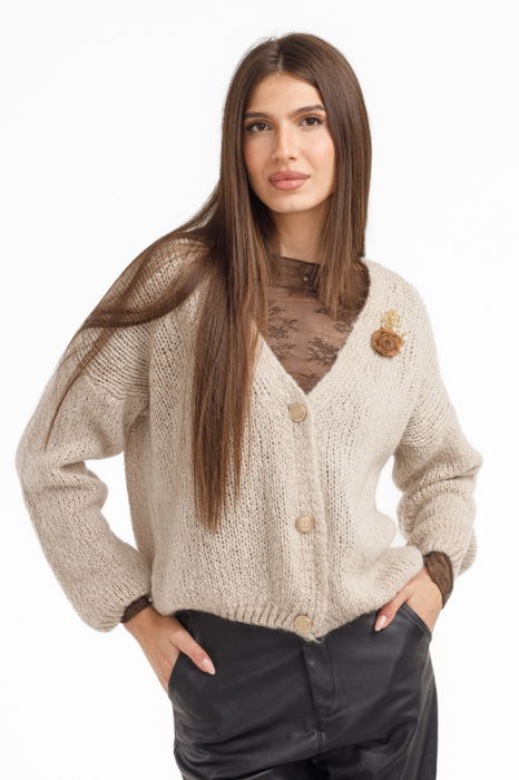 Cardigan dama cu lana si mohair, cu brose decorative ,   pulover casual chic bej deschis