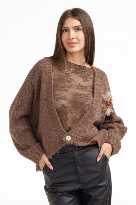 Cardigan dama cu lana si mohair, cu brosa decorativa ,    pulover lejer chic maro