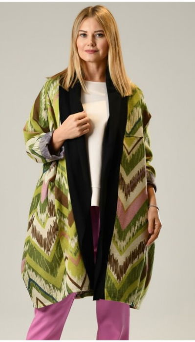 Cardigan oversize cu motive jacquard in nuante de verde, guler negru si croi lejer – stil urban-chic [1]