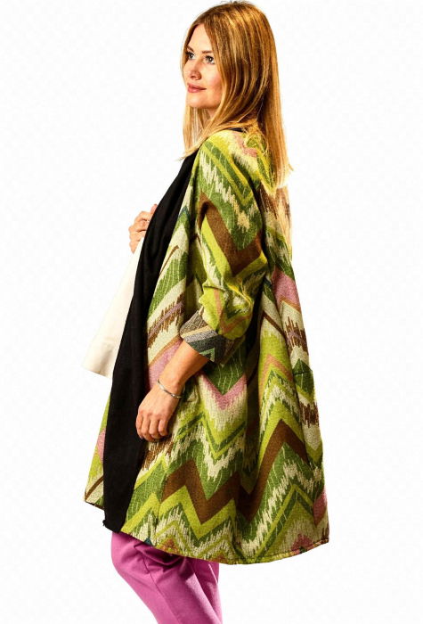 Cardigan oversize cu motive jacquard in nuante de verde, guler negru si croi lejer – stil urban-chic [3]