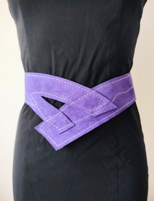 Centura asimetrica din piele naturala intoarsa violet
