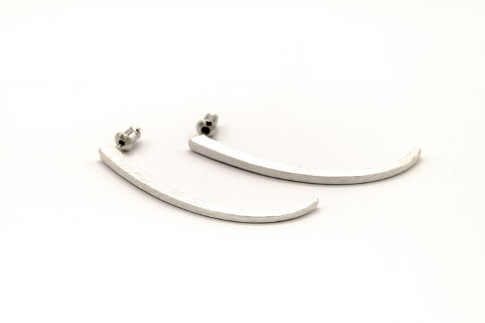 Cercei argintii satinati cu forma de bara curbata [3]