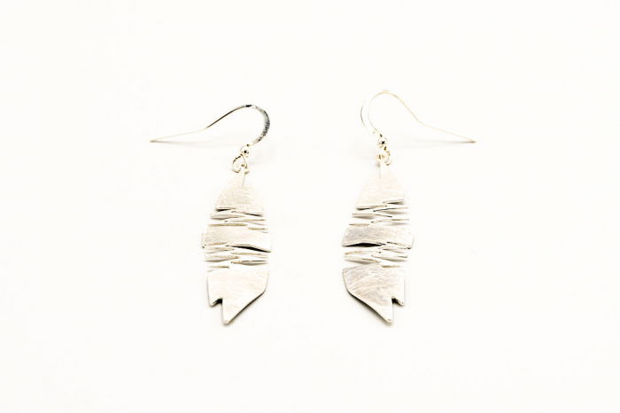 Cercei argintii satinati cu forma ovala neregulata cu zig-zag [3]