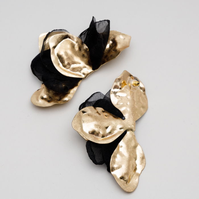 Cercei statement aurii cu petale texturate si voal negru [4]