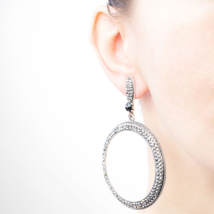 Cercei metalici argintii cu forma rotunda acoperiti cu pietricele mici, argintii si stralucitoare [2]