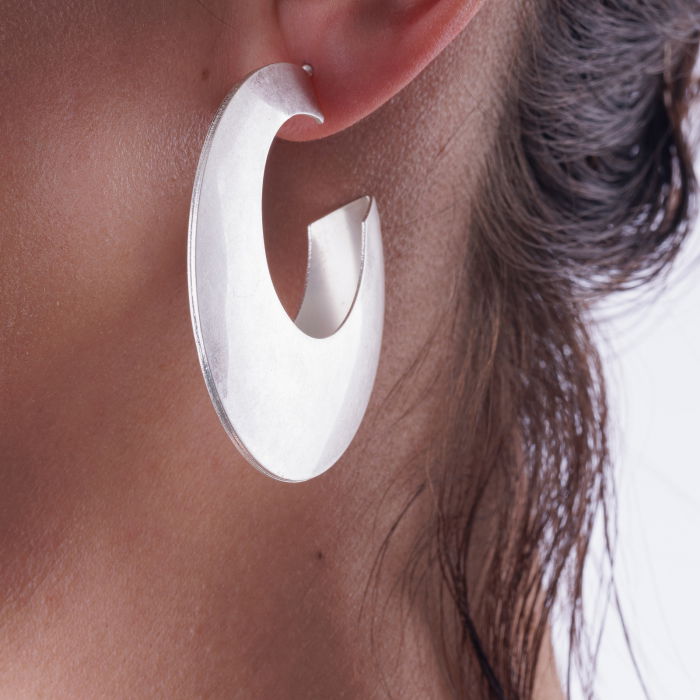 Cercei metalici argintii antichizati cu forma rotunda inegala [2]