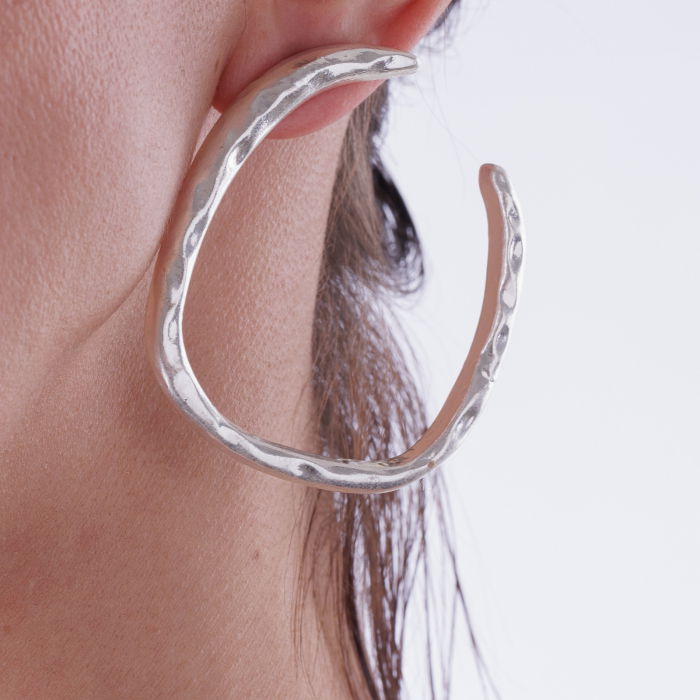 Cercei metalici argintii cu forma rotunda neregulata [2]