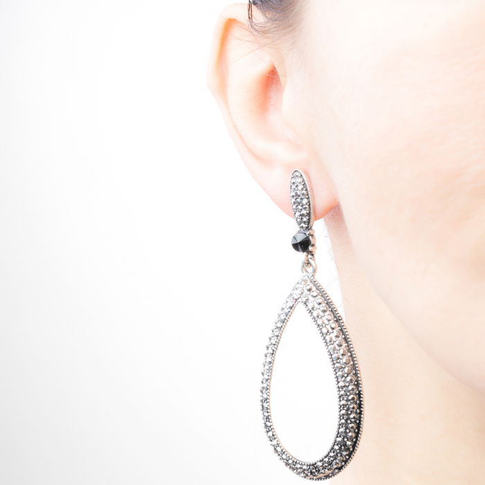 Cercei metalici lungi argintii ovali acoperiti cu pietricele mici, argintii si stralucitoare [2]