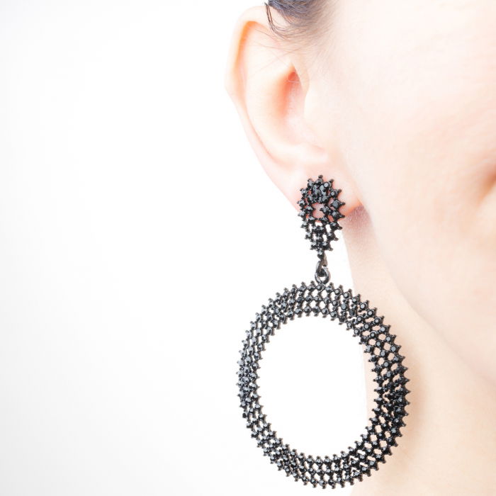 Cercei metalici negri cu forma rotunda acoperiti cu pietricele mici, negre si stralucitoare cu aspect de broderie [2]