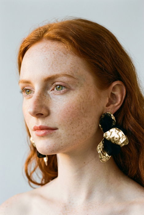 Cercei statement aurii cu petale texturate si voal negru [2]