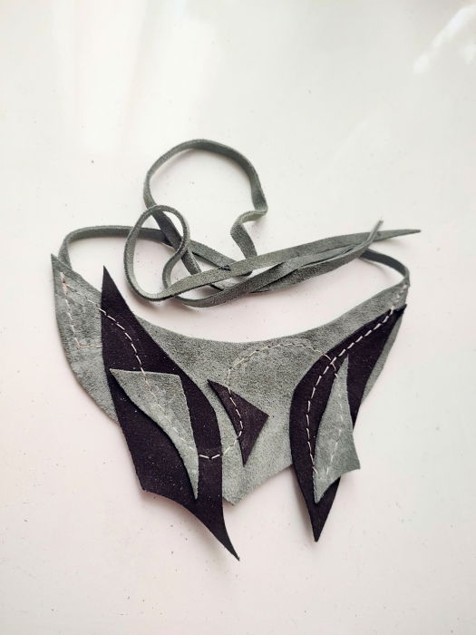 Colier asimetric din piele naturală, nuanțe de vernil și negru [2]