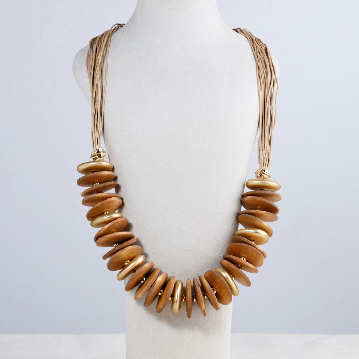Colier cu elemente circulare din lemn si accente aurii pe fire textile bej [1]